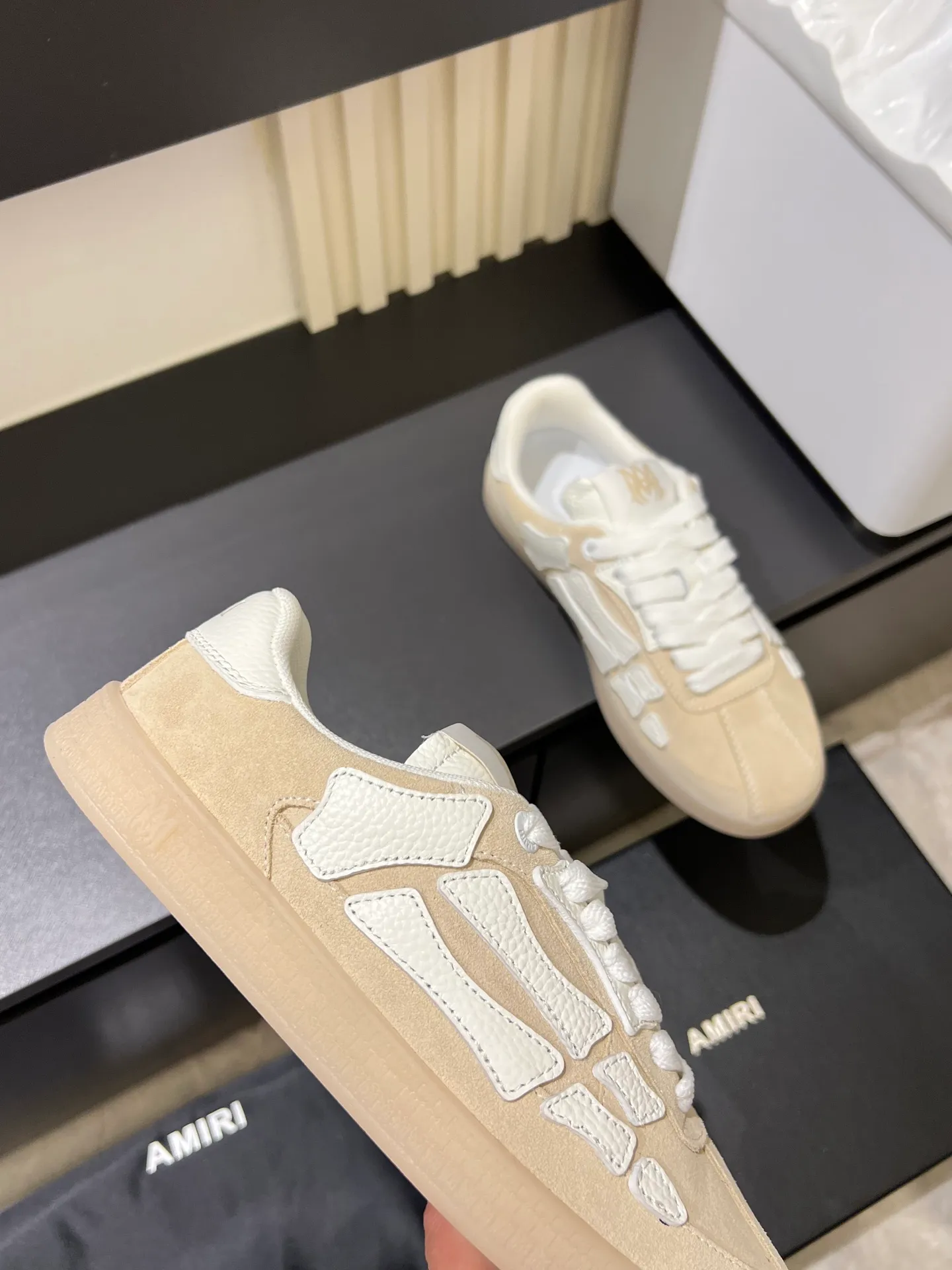 Men's shoes 💰p560 "AMIR*" new men's low-top casual sports sneakers bone shoes, another pair of irresistible bone shoes. Bone shoes are one of AMIRI's most popular items. Made of first-layer cowhide upper. The side bones are made of two cowhide laminations. It has a three-dimensional effect. The leather incisions are all oil-edged. Contrast color design. Simple style. Fashionable sports. Customized metal LOGO nameplate embellished with laces. Exclusive top-quality version. Supports contrast. Breathable mesh lining. The original rubber outsole is a must-have item for daily leisure. It is suitable for various occasions. If you pursue high quality, check it out. It is super cool on the feet and comes with a full set of original packaging! Size: 39-45!